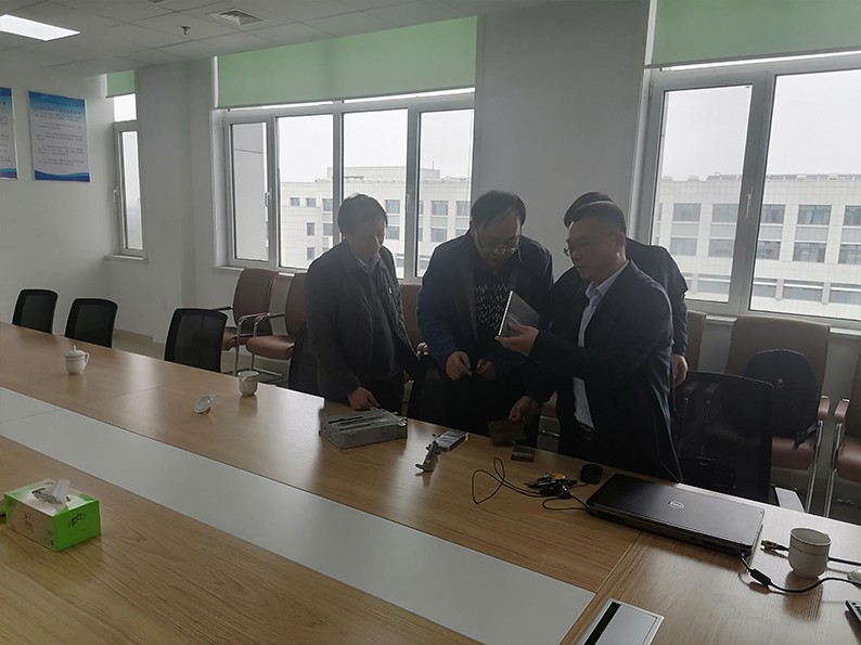泰利董事長蔡嚴言一行在汽車小鎮(zhèn)CEO戈彥峰的引薦下與德州市經(jīng)開區(qū)科技創(chuàng)新部趙興部長進行相關(guān)合作項目的洽談